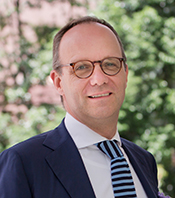 Dr. Axel Baur  